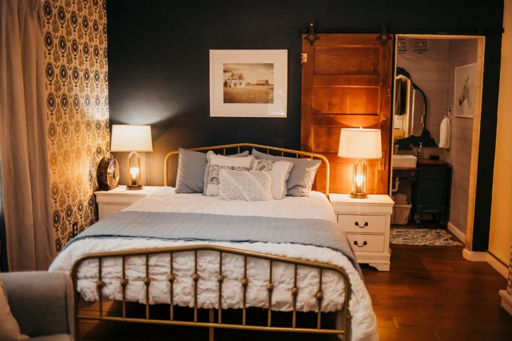 Deluxe Queen Room interior